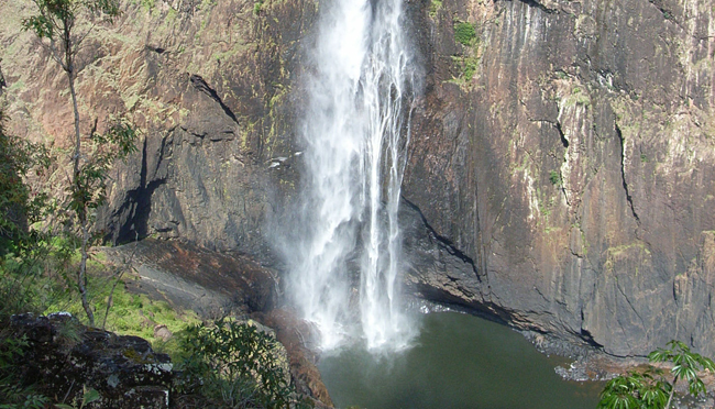 Die Wallaman-Wasserfälle stürzen aus 305 Metern in die Tiefe